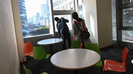 Des étudiants retranchés surveillent l'activité de la police, à l'université polytechnique de Hong Kong, le 22 novembre 2018. (YE AUNG THU / AFP)