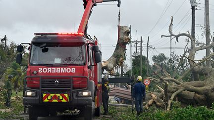 Les pompiers de Cuba à pied d'œuvre face aux dégâts de l'ouragan Rafael, à Artemisa, le 7 novembre 2024. (ADALBERTO ROQUE / AFP)