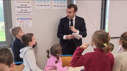 Emmanuel Macron en visite surprise dans l'école primaire et maternelle de Saint-Sozy (Lot), le 18 janvier 2019. (FRANCEINFO)