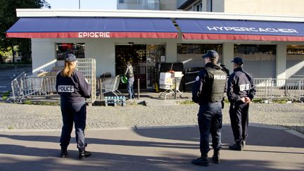 Des policiers surveillent l'Hyper Cacher de la porte de Vincennes, en octobre 2015. (THOMAS BAIETTO / FRANCETV INFO)