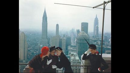 Elles sont jeunes, actives, belles et elles veulent dominer le monde. En attendant, elles sont sur la terrasse du Condé Nast Building sur Lexington Avenue, à New York ! On les imagine se racontant leur dernière sortie, fantasmant sur les robes qu’elles voudraient s’acheter, partageant les potins. Le chapeau de l’une semble vouloir rivaliser avec les sommités des gratte-ciel.
 (Norman Parkison)