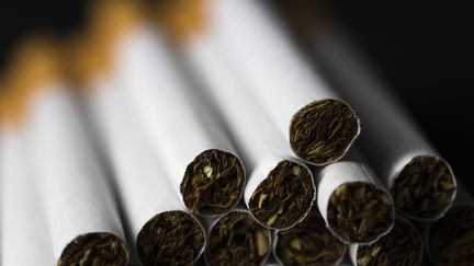 Plusieurs cigarettes qui viennent d'être fabriquées les unes sur les autres.. (JOEL SAGET / AFP)