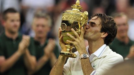 A 31 ans, Roger Federer remporte son 17e titre du Grand Chelem. A Wimbledon, dans ce Central Court qui est devenu son jardin à force d'y triompher (sept titres). Encore face à Andy Murray. L'Ecossais tombe en quatre sets après avoir enlevé le premier 4-6, 7-5, 6-3, 6-4. Le Suisse repousse une nouvelle fois les propres limites qu'il avait fixées. 