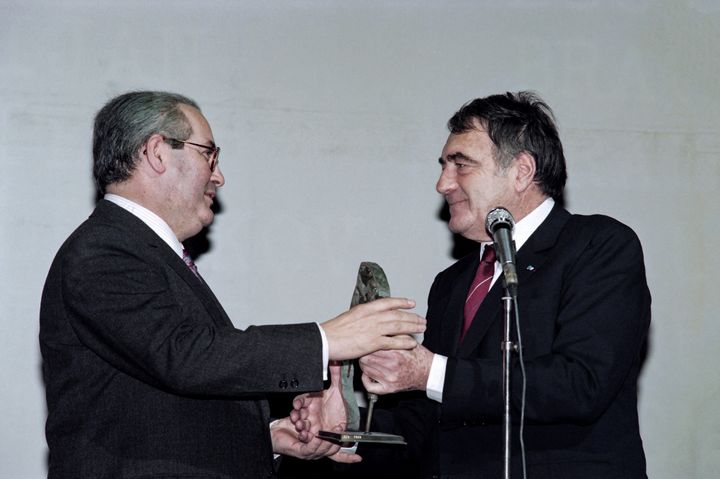 En 1989, Serge Klarsfeld remet un prix à Claude Lanzmann.
 (Georges BENDRIHEM / AFP)