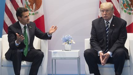 Enrique Pena Nieto et Donald Trump, le 7 juillet 2017 au G20 organisé à Hambourg (Allemagne).&nbsp; (SAUL LOEB / AFP)