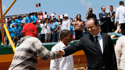  (François Hollande en visite sur l'île de Guiuan, dévastée par le typhon Haiyan en 2013 © Maxppp)