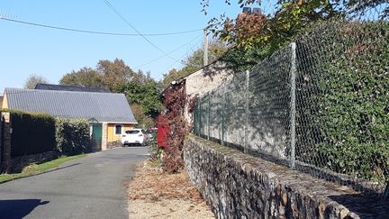 L'impasse dans laquelle l'adolescente de 17 ans habite à Saint-Brice (Mayenne), le 9 novembre 2021. (GILLES GALLINARO / RADIO FRANCE)