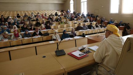 Très attentives et concentrées, elles suivent des cours de religion musulmane: exégèse et interprétation du Coran, études des haditjhs et de la sunna (les dits et actes attribués au prophète), enseignement de la charia (la loi coranique). Leur objectif: devenir des prédicatrices, une fonction généralement réservée aux hommes et une chance dont ne bénéficient pas les femmes dans d'autres pays arabes et musulmans.  (Abdeljalil Bounhar/AP/SIPA)