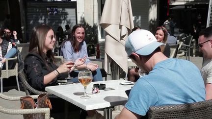 Restauration : des Français profitent des terrasses ouvertes en Espagne