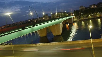 Un passage sous le pont du Garigliano fait partie des emplacements proposés aux artistes par la mairie de Paris dans le cadre du projet "Embellir Paris"
 (Benoit Tessier / MaxPPP)