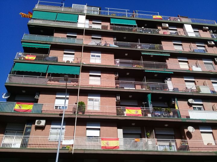 Des drapeaux espagnols accrochés aux fenêtres d'un immeuble à&nbsp;Badalona, près de Barcelone (Espagne), le 5 octobre 2017. (RAPHAEL GODET / FRANCEINFO)