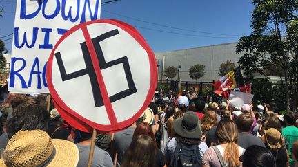 2 000 personnes ont défilé contre le racisme, le 19 août 2017, à&nbsp;Los Angeles, aux Etats-Unis. (LOÏC PIALAT / FRANCEINFO)