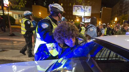 Un policier retient un manifestant &eacute;tudiant le 16 mai 2012 &agrave; Montr&eacute;al (Canada). (ROGERIO BARBOSA / AFP)