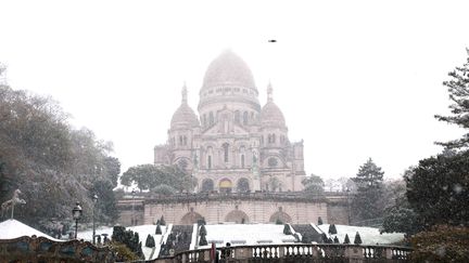 La basilique du Sacré-Cœur sous la neige et le brouillard, à Paris le 21 novembre 2024. (MOHAMAD SALAHELDIN ABDELG ALSAYE / ANADOLU / AFP)