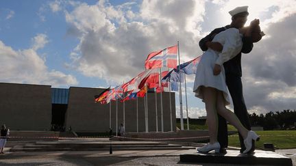 "Unconditional Surrender", sculpture devant le Mémorial de Caen, de Seward Johns
 (David Vincent/AP/SIPA )