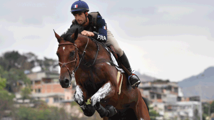 &nbsp; (Astier Nicolas remporte une médaille d'argent dans l'épreuve individuel du concours complet d'équitation © ED JONES / AFP)