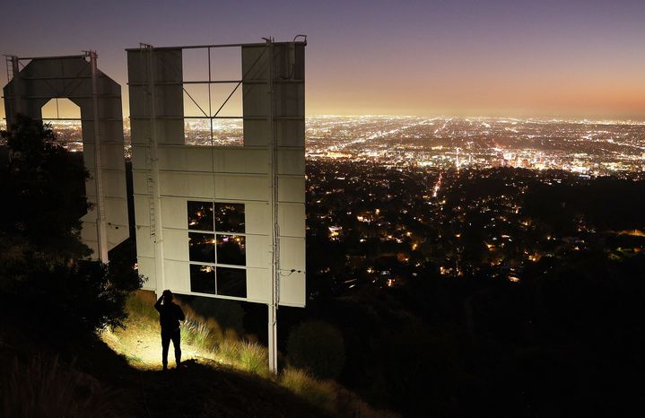 Les lettres emblématiques de Hollywood, sur les hauteurs de Los Angeles (Californie, Etats-Unis), ont été illuminées exceptionnellement vendredi 8 décembre pour marquer leur centenaire. (MARIO TAMA / GETTY IMAGES NORTH AMERICA)