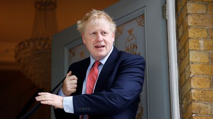 L'homme politique britannique, Boris Johnson, en train de quitter sa maison de Londres, le 21 juin 2019. (HENRY NICHOLLS / REUTERS)