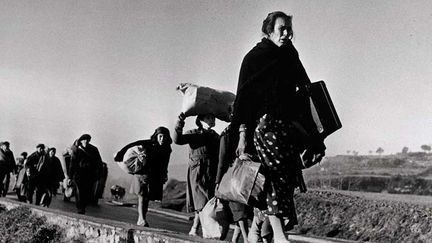 Robert Capa - Réfugiés marchant sur la route entre Barcelone et la frontière franco-espagnole, 25-27 janvier 1939 
 (International Center of Photography / Magnum Photos)