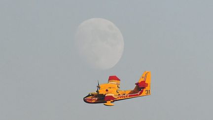 La préfecture de l'Aveyron a annoncé l'arrivée en renfort de trois Canadair en provenance du Gard pour lutter contre&nbsp;l'incendie en cours à Mostuéjouls, dans l'Aveyron, le 9 août 2022. (JOS? A. TORRES / MAXPPP)