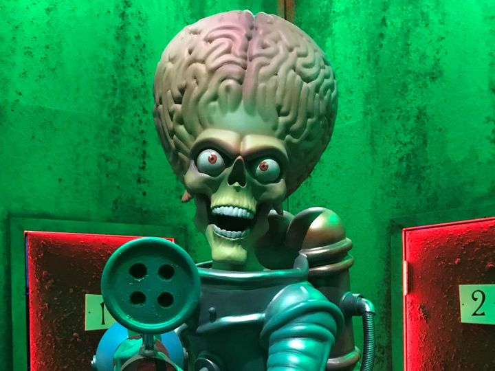 Une statue de "Mars attacks", à l'exposition Tim Burton, à La Villette, à Paris (Madeleine Maestracci)