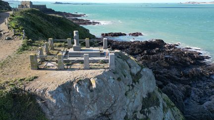 La tombe de Chateaubriand sur l'îlot du Grand Bé, à Saint-Malo (14 novembre 2023). (DAMIEN MEYER / AFP)