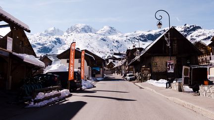 La station de Saint-Sorlin d'Arves (Savoie), en mars 2021. (JEANNE FOURNEAU / HANS LUCAS / AFP)