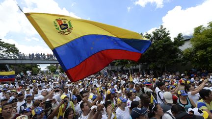 Venezuela : des centaines de milliers de personnes manifestent contre le président Maduro