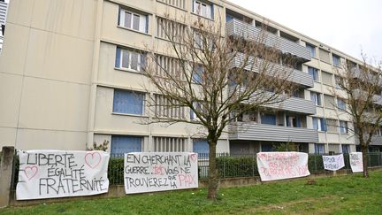 Des banderoles attachées à la clôture d'un bâtiment dans le quartier Monnaie de Romans-sur-Isere, le 2 décembre 2023. (SYLVAIN THOMAS / AFP)