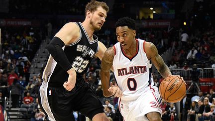 Le joueur des Hawks Jeff Teague arrêté par Tiago Splitter (San Antonio)