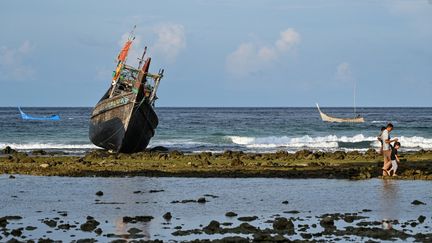 Un bateau ayant transporté des réfugiés rohingyas échoué sur l'île de Sabang, en Indonésie, le 2 décembre 2023. (CHAIDEER MAHYUDDIN / AFP)