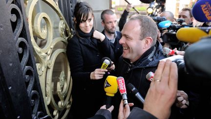 Le secr&eacute;taire g&eacute;n&eacute;ral du Front national,&nbsp;Steeve Briois, nouveau&nbsp;maire de H&eacute;nin-BEaumont (Pas-de-Calais), arrive &agrave; la mairie, le 24 mars 2014. (PHILIPPE HUGUEN / AFP)