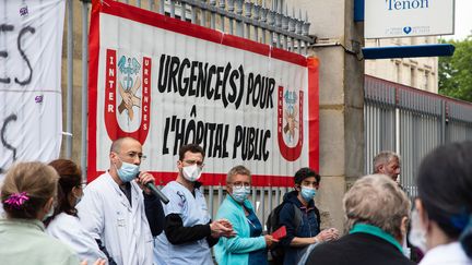 Des soignants manifestent devant l'hôpital Tenon, dans le 20e arrondissement de Paris, le 4 juin 2020. (AMAURY CORNU / HANS LUCAS)