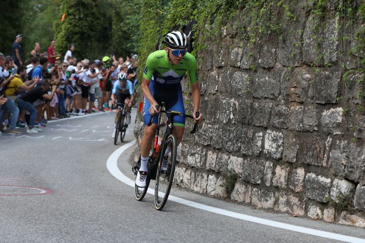 Tadej Pogacar devant Remco Evenepoel lors des Championnats d'Europe 2021. (LUCA TEDESCHI / LIVEMEDIA)