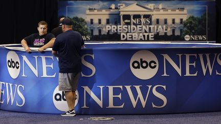 Le plateau d'ABC News à l'intérieur du Pennsylvania convention center où se déroulera le débat présidentiel entre Kamala Haris et Donald Trump, le 9 septembre 2024. (CHIP SOMODEVILLA / GETTY IMAGES NORTH AMERICA / VIA AFP)