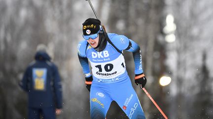 Julia Simon a commis six fautes lors de l'individuel à&nbsp;Östersund (Suède), pour la première course de biathlon de la saison, samedi 27 novembre.&nbsp; (ANDERS WIKLUND / AFP)