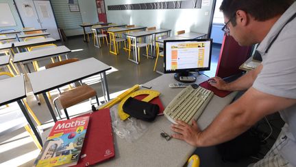 Un professeur de mathématiques, le 31 août 2016, à Mérignac (Gironde). (Photo d'illustration) (MEHDI FEDOUACH / AFP)