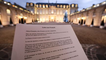 La "lettre aux Français" d'Emmanuel Macron, dans la cour de l'Elysée, le 14 janvier 2019. (LUDOVIC MARIN / AFP)