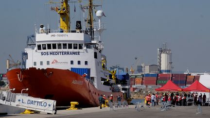 Le bateau humanitaire "Aquarius", dans le port de Valence (Espagne), le 17 juin 2018. (HEINO KALIS / REUTERS)