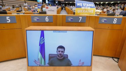 Le président ukrainien Volodymyr Zelensky s'adresse aux membres du Parlement européen par vidéoconférence,  le 1er mars 2022 (STEPHANIE LECOCQ / EPA)