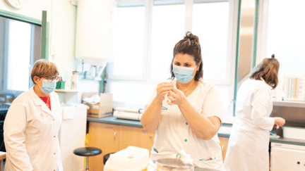 Des professionnelles de santé à Champigny-sur-Marne (Val-de-Marne), le 14 février 2023. (AFP)