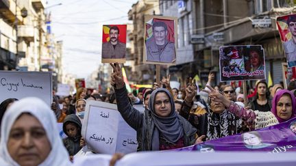 Des kurdes de Syrie manifestent après des frappes turques, à Qamishli (Syrie), le 27 novembre 2022. (DELIL SOULEIMAN / AFP)