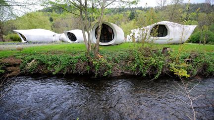 Les maisons-bulles de l'architecte Pascal Hausermann.&nbsp; (JEAN-CHRISTOPHE VERHAEGEN / AFP)