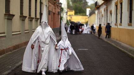 Tous les ans &agrave; la m&ecirc;me &eacute;poque, on voit d&eacute;filer dans les rues de S&eacute;ville (Espagne) des cr&eacute;atures v&ecirc;tues d'inqui&eacute;tantes fa&ccedil;ons. (MARCELO DEL POZO / REUTERS)