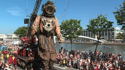 Retour sur sa terre natale pour le Scaphandrier de Royal de Luxe qui a fait ses premiers pas en 1993 au Havre.
 (Capture d&#039;image France3/Culturebox)