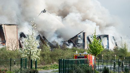 &nbsp; (Un incendie s’est déclaré dans un entrepôt de textile de La Courneuve, provoquant la fermeture de l'A86 pendant plusieurs heures. © MaxPPP)