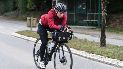 L'Allemande Fiona Kolbinger à l'arrivée de la Transcontinental Race à Brest le mardi 6 août. (FRED TANNEAU / AFP)