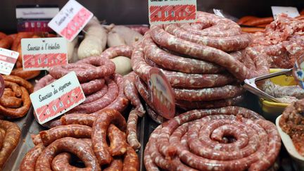 La vitrine d'une boucherie, &agrave; Toulouse (Haute-Garonne), le 27 d&eacute;cembre 2014. (REMY GABALDA / AFP)