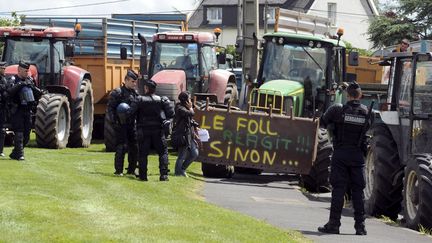 Les &eacute;leveurs en col&egrave;re protestent le 1er juin 2015 &agrave; Morlaix (Finist&egrave;re). (FRED TANNEAU / AFP)