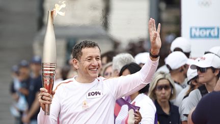 L'acteur Dany Boon porte la flamme olympique à Lille, le 2 juillet 2024. (SAMEER AL-DOUMY / AFP)